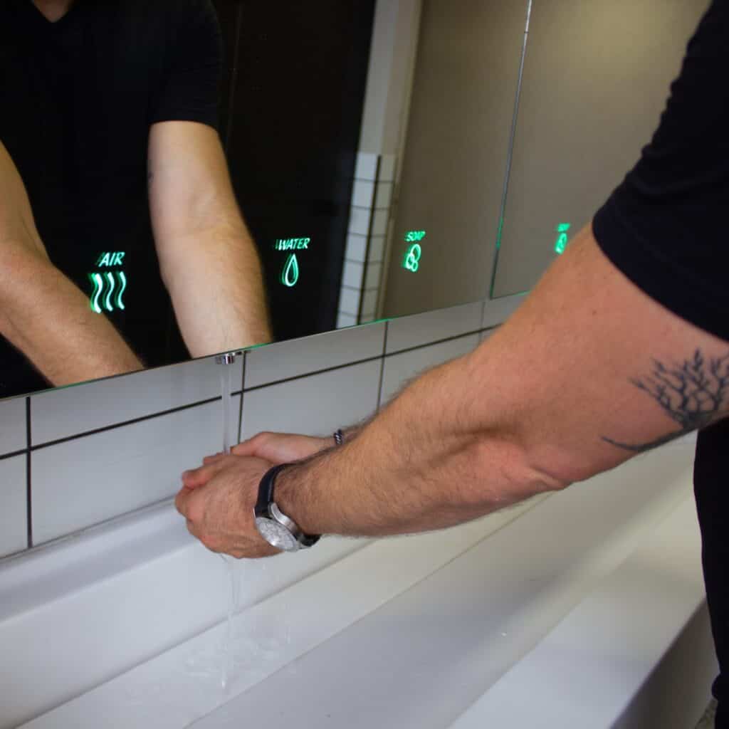 Metro עמדת שטיפת ידיים מוסתרת מאחורי מראה
