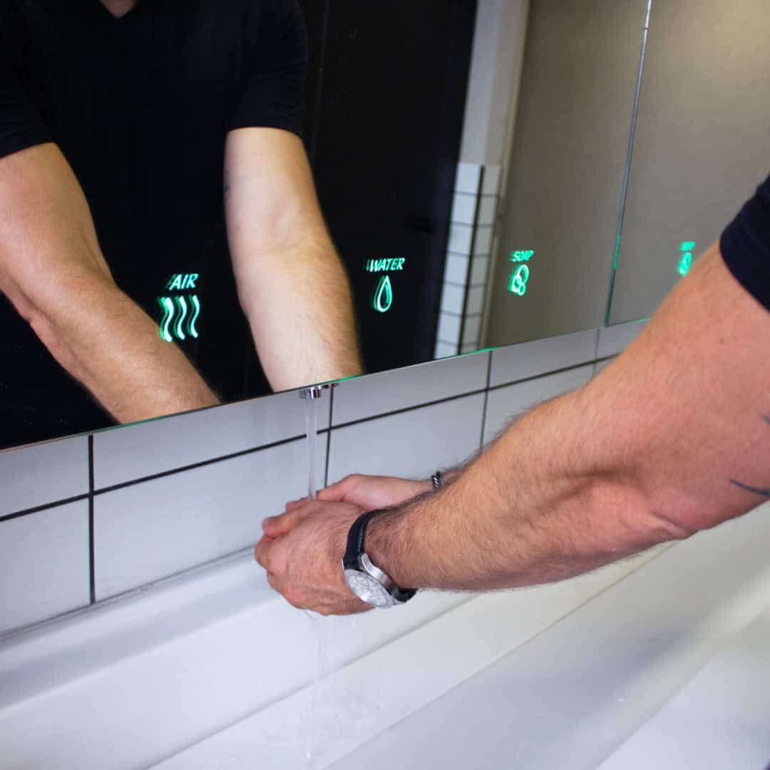 Metro מראה משולבת - ברז מייבש וסבוניה המופעלים ללא מגע